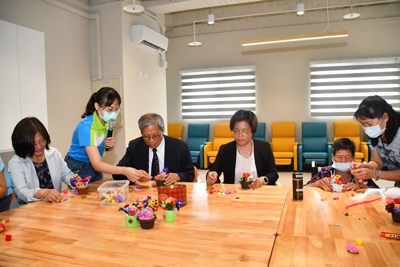 彰化縣大城鄉衛生所暨長照衛福新建大樓27日落成啟用，縣長王惠美（右3）到日照中心與長輩一起手作花盆栽。（彰化縣政府提供）中央社記者鄭維真傳真  114年5月27日