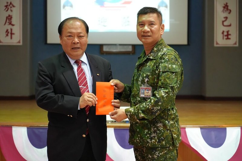 澎湖各界端節敬軍慰問活動，27日下午由縣長陳光復（左）等人前往空軍馬公基地勤務隊，慰問防區國軍、海巡等單位，並致贈端節慰問金。（澎湖縣政府提供）中央社  114年5月27日