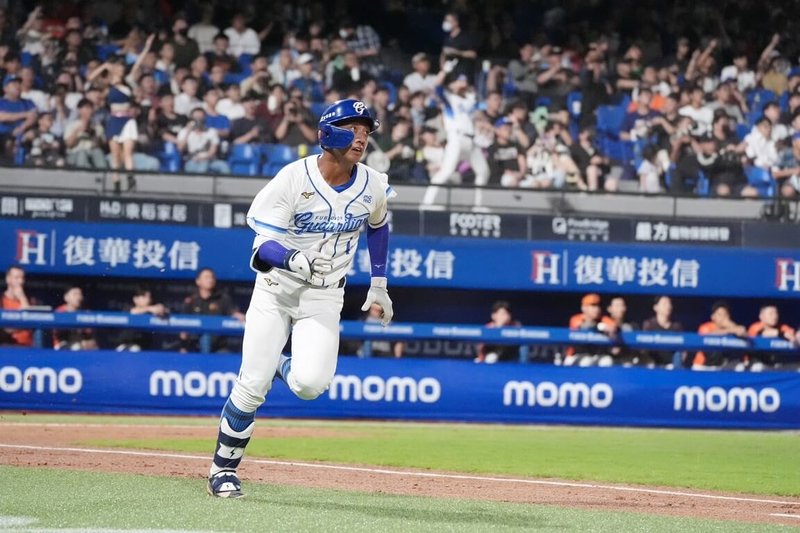 中華職棒富邦悍將野手高捷(圖)27日一軍第4場出賽、首轟出爐直言驚喜,並感謝指導過他的教練、強大的後盾家人,及球迷不離不棄。(富邦悍將提供)中央社記者謝靜雯傳真 114年5月27日