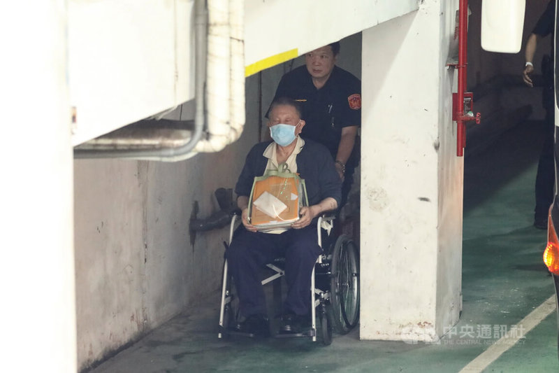 台北地方法院審理京華城案,27日提訊在押的威京集團主席沈慶京(前)出庭。中央社記者翁睿坤攝 114年5月27日