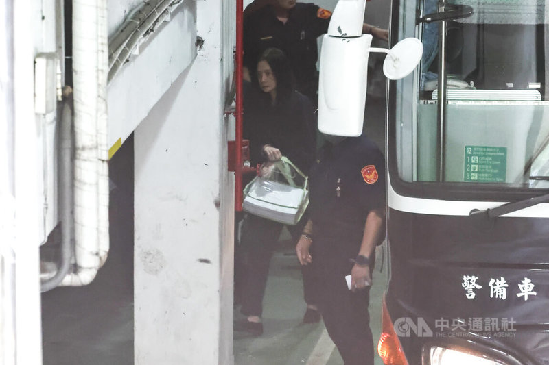 台北地方法院審理京華城案,27日提訊在押的國民黨台北市議員應曉薇(中)出庭。中央社記者翁睿坤攝 114年5月27日