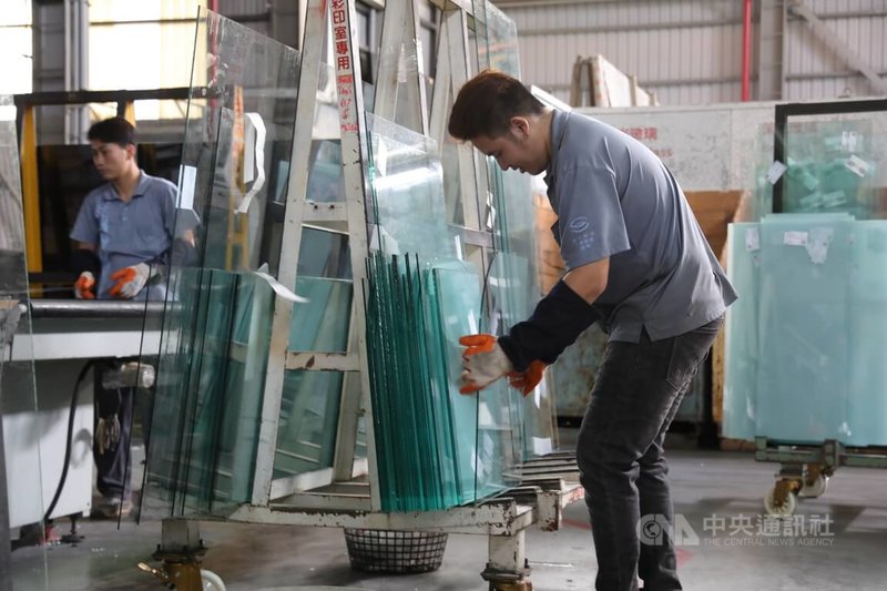 生木科技玻璃股份有限公司經歷多次轉型,從建置機械化工廠,到透過數位化轉型達到降低失誤率、提高生產效率及合理化人力配置等,未來將花費2至3年完成智慧化轉型,厚植產業競爭力。中央社記者張已亷攝 114年5月27日