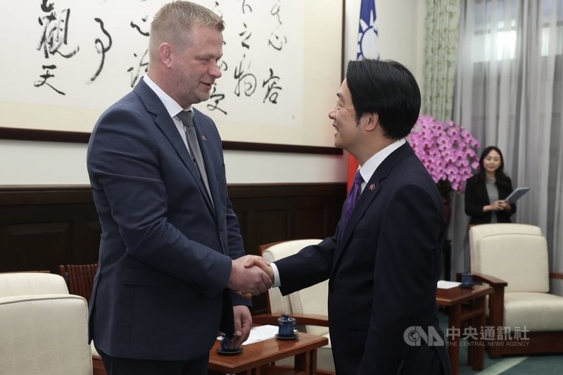 總統賴清德(前右)27日上午在總統府接見歐洲議會議員訪台團,與歐洲議會議員Reinis POZŅAKS(左)握手致意。中央社記者吳家昇攝 114年5月27日