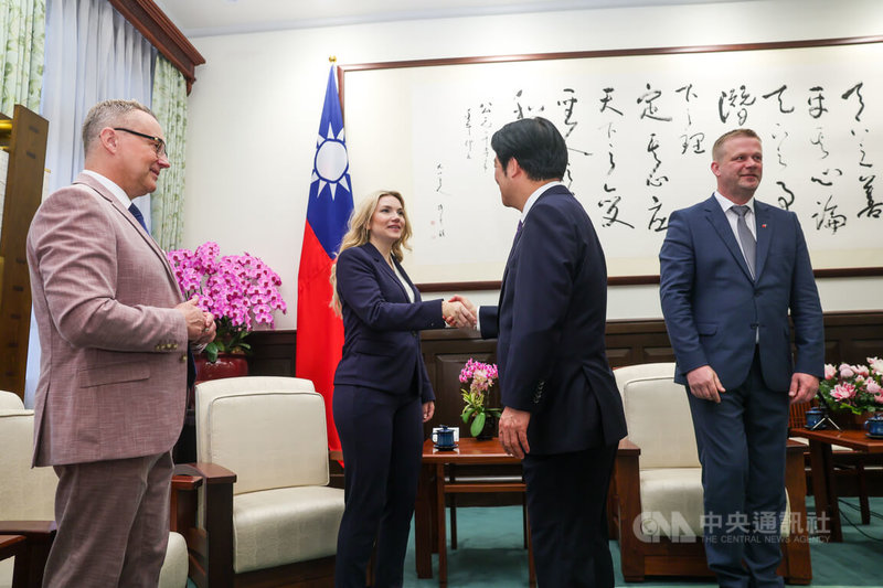 總統賴清德(右2)27日上午在總統府接見歐洲議會議員訪台團,並逐一向訪團成員握手致意。中央社記者吳家昇攝 114年5月27日