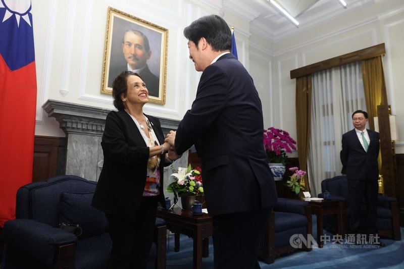 總統賴清德（前右）27日上午在總統府接見美國關島總督古蕾露暨夫婿，賴總統與古蕾露（Lourdes A. Leon Guerrero）（左）握手致意。中央社記者吳家昇攝  114年5月27日