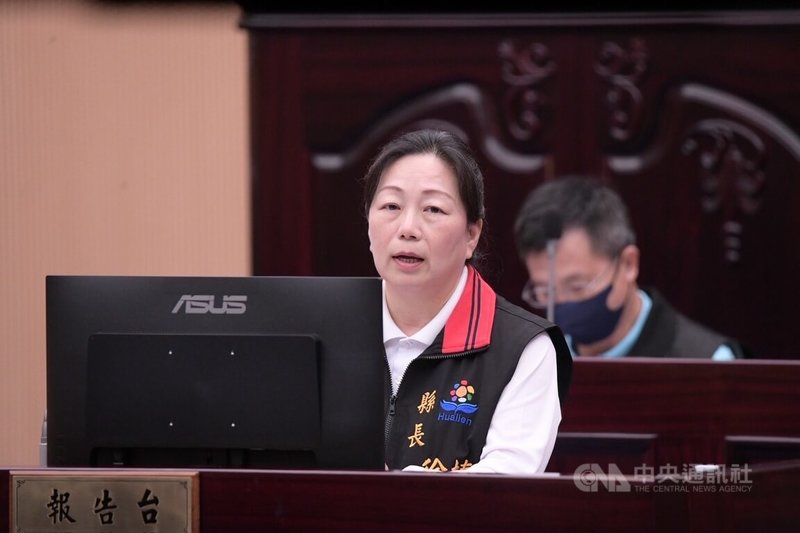 花蓮縣文化局27日遭檢調搜索，局長吳勁毅被帶回偵訊，文化局相關人員也被調查；縣長徐榛蔚（前）27日在議會總質詢後受訪表示，她早上才知此事，現正釐清中，相信他們都是清白的。中央社記者李先鳳攝  114年5月27日