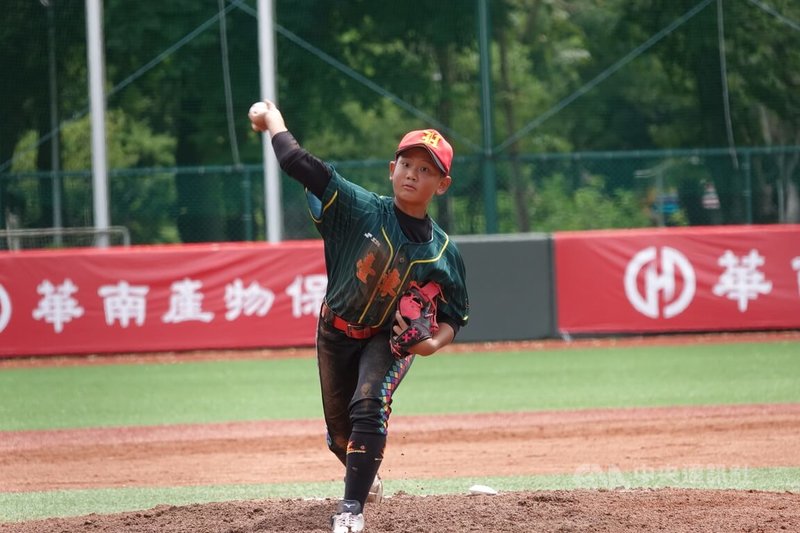 114年華南金控盃全國少棒錦標賽持續進行，台東縣27日敗部賽事與嘉義市交手，台東縣5年級投手沈冠霖（圖）6局完投，率隊以6比1搶勝。中央社記者謝靜雯攝  114年5月27日