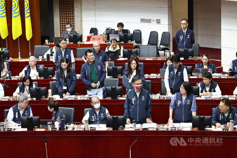 台北市議會27日下午進行市政總質詢及答覆,國民黨議員柳采葳請有受補助款爭議影響的局處首長起立。中央社記者翁睿坤攝 114年5月27日