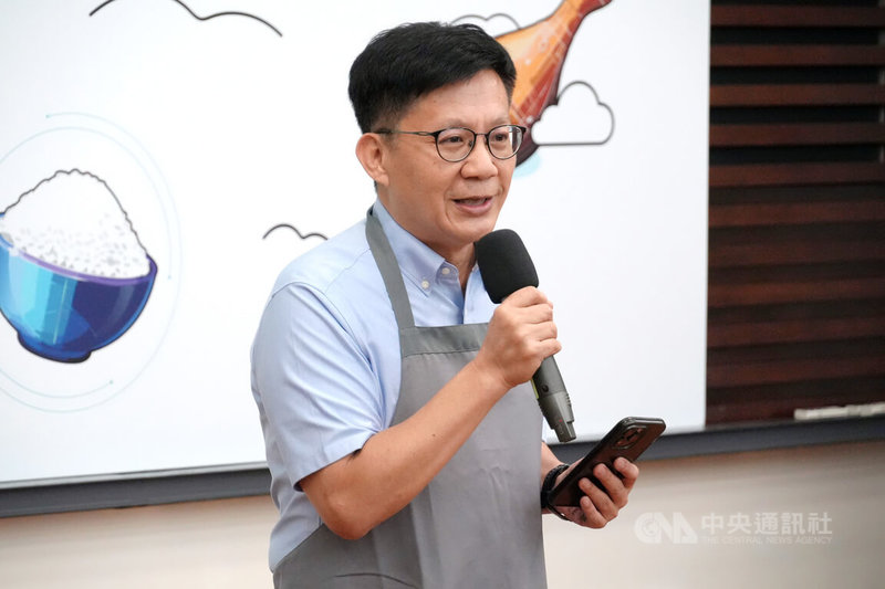 教育部27日召開「AI協助學校午餐開菜單」記者會，次長張廖萬堅（圖）會前接受媒體聯訪，被問及營養午餐專法的進度，他強調在沒有修法的前提下，會持續在中央可以幫忙的範圍挹注經費，包括弱勢孩童、偏鄉廚房、國產可溯源食材等，都不會因為財劃法的問題而暫停。中央社記者陳至中台北攝  114年5月27日