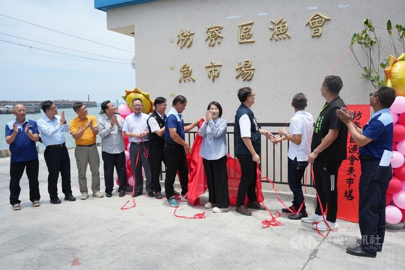 屏東枋寮區漁會魚市場因建物老舊、缺乏使用執照,經評估列為危險建物,漁會提報重建計畫,歷時5年完工,27日正式啟用,縣長周春米(右5)等人出席揭牌。中央社記者黃郁菁攝 114年5月27日