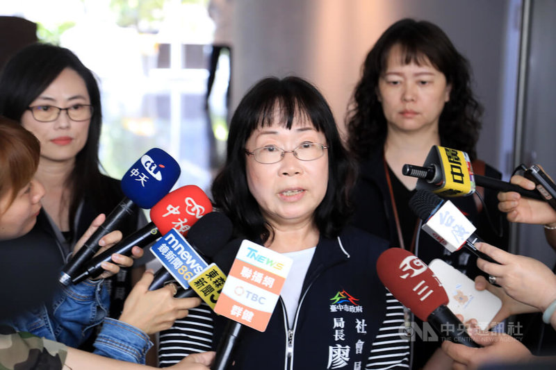 台中豐原區一家私立托嬰中心發生幼童遭虐案，社會局長廖靜芝（前中）27日接受媒體聯訪時表示，涉案托嬰中心8月1日起遭勒令停辦，仍有20名幼童尚未轉托，會協助後續作業。中央社記者蘇木春攝  114年5月27日