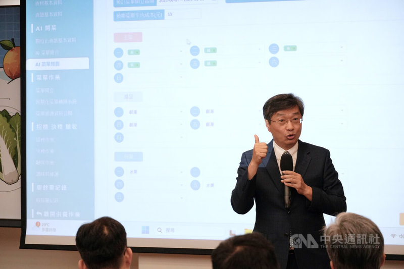 教育部27日舉行「AI協助學校午餐開菜單」記者會,成功大學電機系特聘教授王振興(圖)演示團隊開發的「AI開菜系統」,已具備智慧分析、食譜分類、菜單推薦、營養標示4大功能。中央社記者陳至中台北攝 114年5月27日