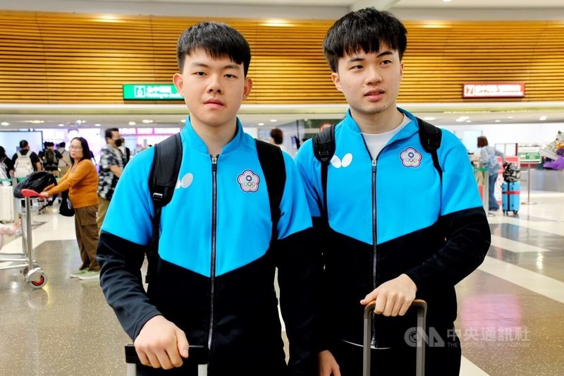 台灣桌球男雙組合林昀儒（右）、高承睿（左）25日在世錦賽奪銀，桌球代表隊27日返台，2人對於獲獎都非常開心；至於球迷為組合取了「柚香林萌」的稱號，2人都說「聽起來很好喝」。中央社記者吳睿騏桃園機場攝  114年5月27日