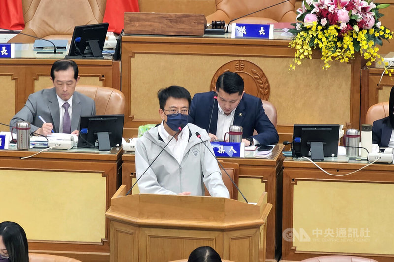 新北市政府環境保護局近來針對111年度逾期未辦理排放空氣污染物定期檢驗開出罰單，環保局長程大維（前）27日在議會答詢表示，民眾收到罰單後可提訴願救濟。中央社記者王鴻國攝  114年5月27日