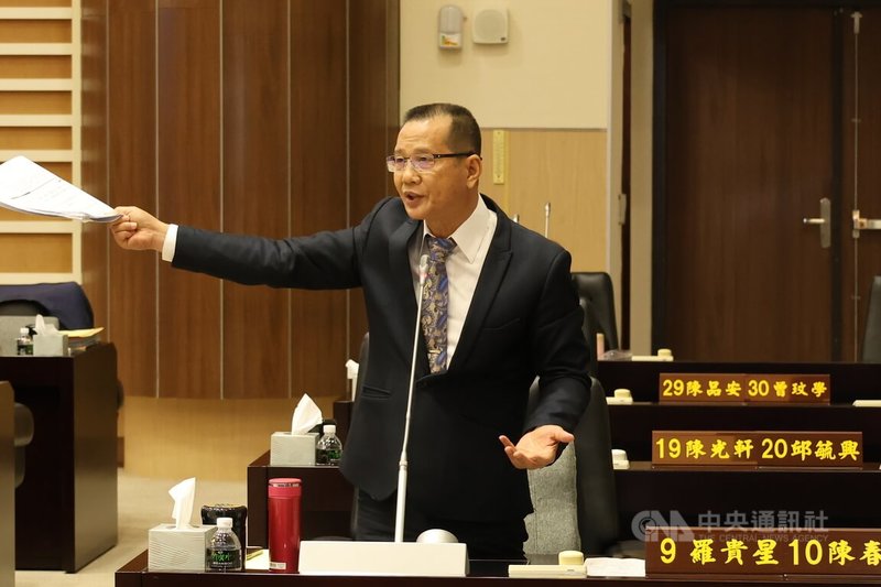 苗栗縣獲交通部核定為2027年台灣燈會舉辦縣市,縣府初步規劃在竹南頭份運動公園、高鐵苗栗站區分別設主、副燈區以分散人流。民進黨縣議員羅貴星(圖)27日質詢時,質疑縣府施政重北輕南,南區如卓蘭、三義等地常有被邊緣化之感,盼燈會能「照亮全苗栗」。中央社記者管瑞平攝 114年5月27日