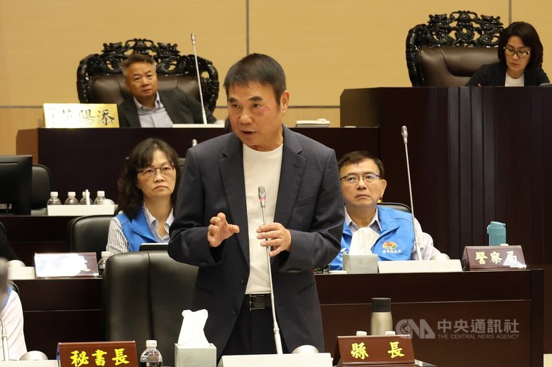 民進黨苗栗縣議員陳春暖、羅貴星27日在議會聯合質詢,質疑縣府施政重北輕南。縣長鍾東錦(前)答詢時強調,全縣18鄉鎮市各有特色,仍須因地制宜發展,會請文觀局等各局處為三義、卓蘭量身打造活動,結合地方特色、評估交通動線等。中央社記者管瑞平攝 114年5月27日