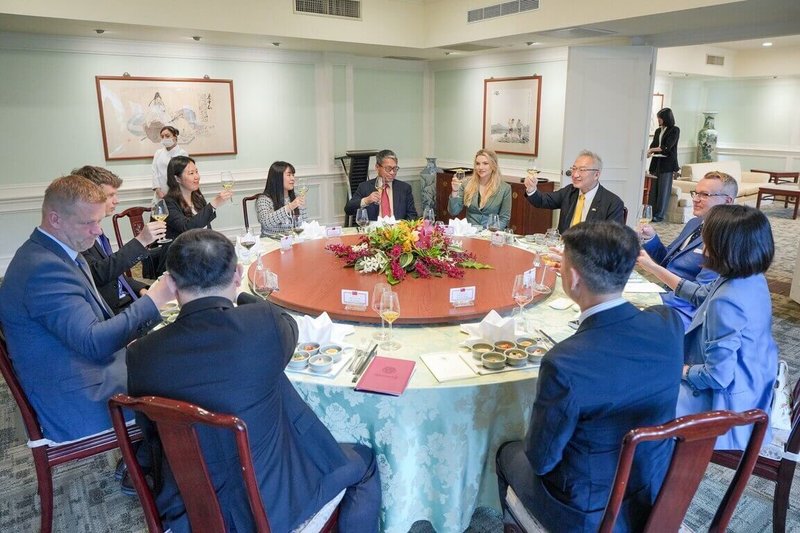 外交部政次吳志中(右4)26日午宴歐洲議會議員團時說,台灣正致力發展「不是今天」政策,包括展現自我防衛決心、加強與盟友合作。(外交部提供)中央社記者楊堯茹傳真 114年5月27日