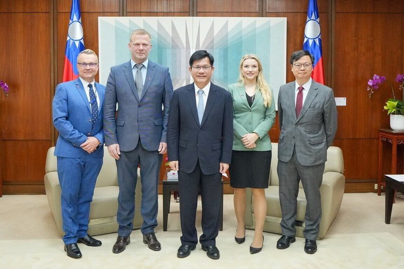 外交部長林佳龍(左3)26日接見歐洲議會議員團時表示,當前複雜全球局勢下,台歐合作打造更具韌性及永續性的非紅供應鏈尤為重要。(外交部提供)中央社記者楊堯茹傳真 114年5月27日