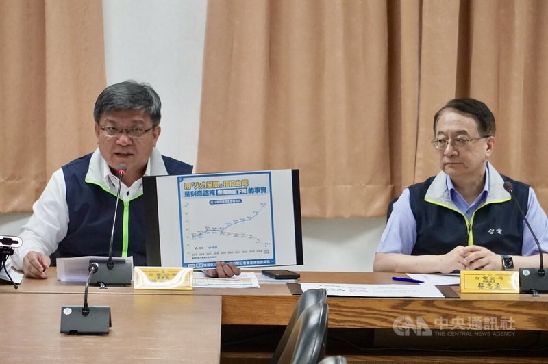台電董事長曾文生(左)27日在興達電廠開記者會,回應外界對興達、大林電廠機組運轉的質疑。曾文生強調,依照2014年「電力設施空氣污染排放標準」,緊急備用機組不須再申請許可證,相關操作皆合法合規。中央社記者董俊志攝 114年5月27日