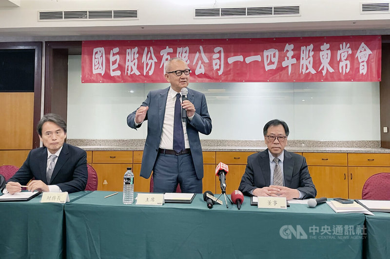 國巨27日舉行股東會,董事長陳泰銘(中)會後接受採訪,暢談接班和家族控股議題。中央社記者鍾榮峯攝 114年5月27日