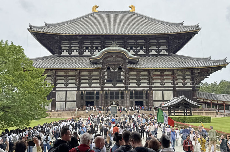 日本2025年版觀光白皮書27日出爐，內容指出，相較於訪日外籍觀光客成長，如何促進日本民眾在國內旅遊是一大課題。白皮書顯示，日本7成70歲以上的民眾2024年外宿旅行的次數為0。圖為26日奈良東大寺。中央社記者楊明珠奈良攝 114年5月27日