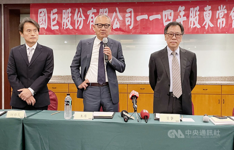 國巨27日舉行股東會,董事長陳泰銘(中)會後接受採訪預期,下半年營運審慎樂觀,關稅和匯率等變數對國巨影響可控。中央社記者鍾榮峰攝 114年5月27日