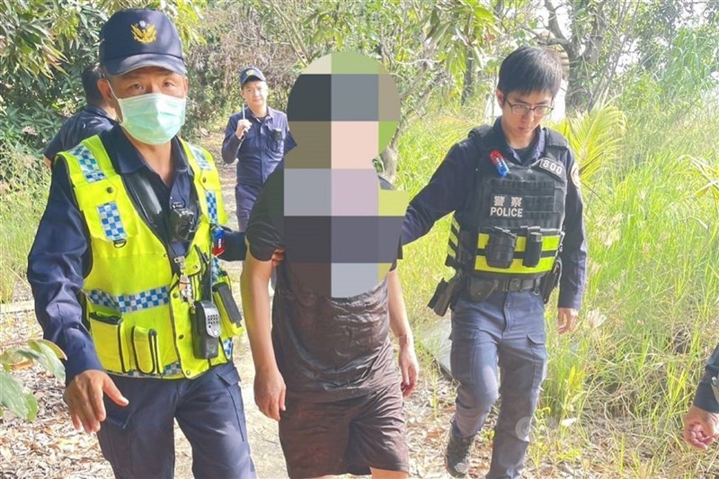 台南市許姓男子（前中）涉嫌於112年12持刀刺殺中風及輕微失智母親致死，台南地院國民法官庭27日依殺害直系血親尊親屬罪判處20年徒刑。圖為許男犯案後在歸仁區一處公墓被警方尋獲。（中央社檔案照片）