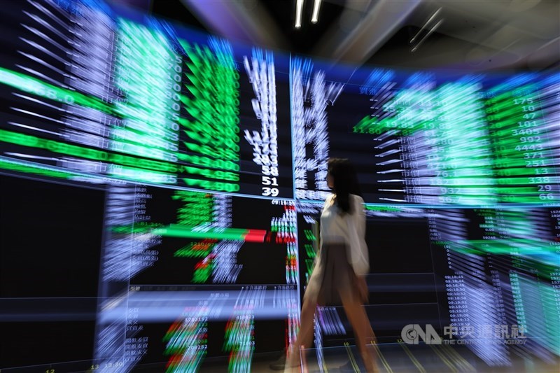 台股在新台幣續升、電子族群承壓下，今天終場下跌200.03點，跌幅0.93%，成交值放大至新台幣3116.39億元。（中央社檔案照片）