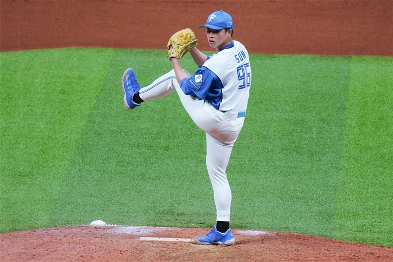 北海道日本火腿鬥士隊20歲台灣投手孫易磊27日9局下後援登板對福岡軟銀隊，1局無失分拿下日職生涯首次救援成功。圖為22日登板畫面。（悍創運動經紀提供）