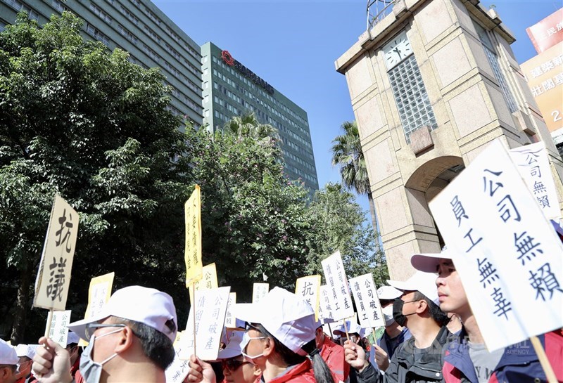 大同集團旗下面板廠中華映管2019年停止營運，當時中華映管工會前往大同公司抗議積欠員工薪資，勞動部後續由積欠工資墊償基金協助墊償，金額約新台幣8億多。（中央社檔案照片）
