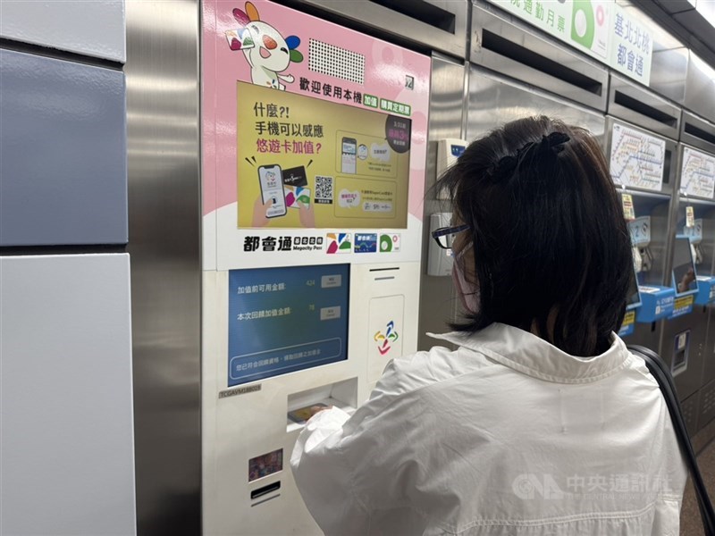 交通部公路局27日表示，推出TPASS 2.0公共運輸常客優惠回饋後，已有超過20.5萬人完成記名登錄，累計14.1萬張電子票證達成回饋條件，回饋總金額達到新台幣1147.5萬元。（中央社檔案照片）