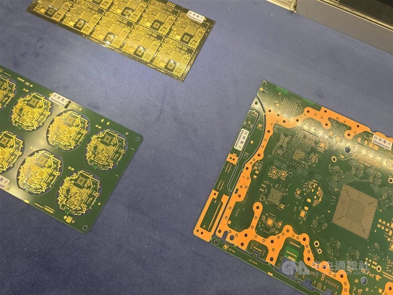 各種印刷電路板產品朝向輕薄短小、高密度線路布局,對於技術要求也愈來愈高,聚醯亞胺(PSPI)可提供客戶特殊應用及製程需求。圖為印刷電路板的機械基板。(中央社檔案照片)