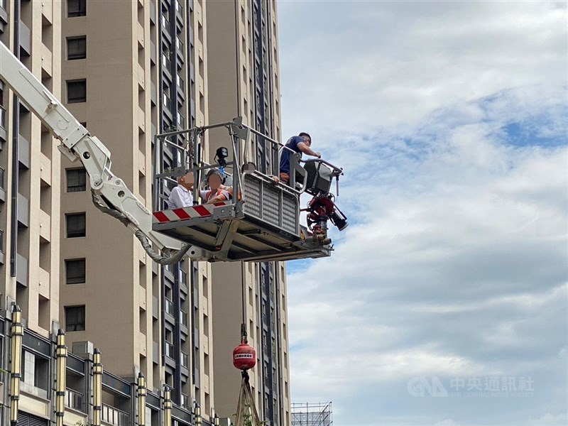 圖為新竹市集合式住宅「晴空匯」去年5月發生火警時，消防局派雲梯車或吊車將部分住戶接送至地面救護送醫。（中央社檔案照片）