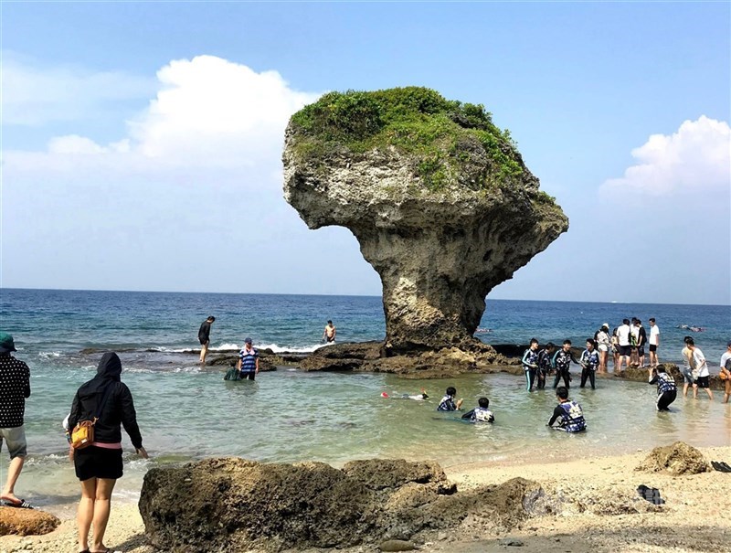 屏東縣小琉球遊客多，日前有旅客前往旅遊時，疑在民宿遭老闆偷拍洗澡。該名住宿女子已提妨害性隱私罪告訴。(中央社檔案照片)