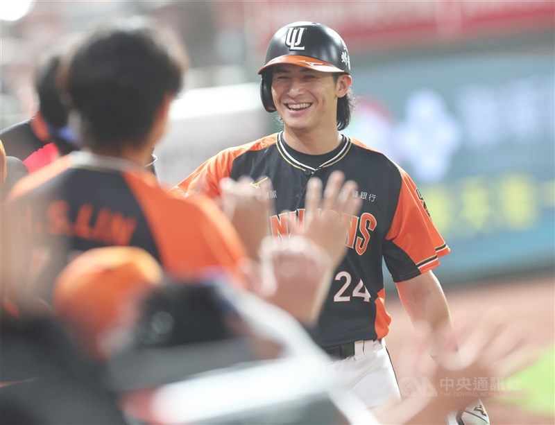 中華職棒明星賽票選開跑，連2個國際賽好表現人氣暴漲的「台灣隊長」陳傑憲挑戰人氣王，向球迷喊話：「請愛我的球迷按時投票。」（中央社檔案照片）