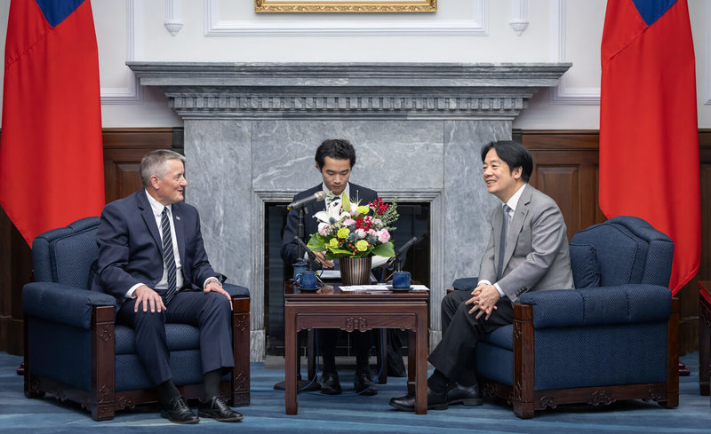 總統賴清德27日接見美國聯邦眾議院「天然資源」委員會主席魏斯特曼(Bruce Westerman,另譯:魏德曼)所率訪團強調,盼雙方經貿關係更加緊密,也共同維護區域和平穩定。(總統府提供)中央社記者溫貴香傳真 114年5月27日