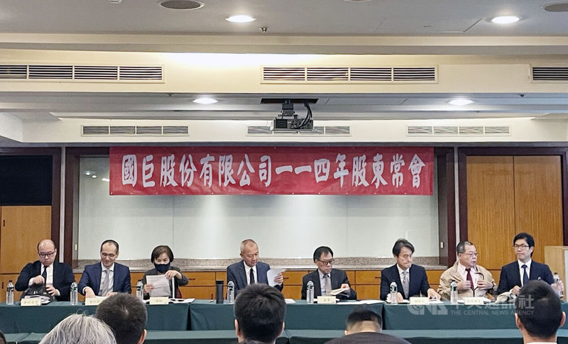 國巨27日舉行股東會,會中通過每股股票面額由新台幣10元變更為2.5元,以及董事長陳泰銘雙胞胎之女陳少喬新任董事等議案。中央社記者鍾榮峯攝 114年5月27日