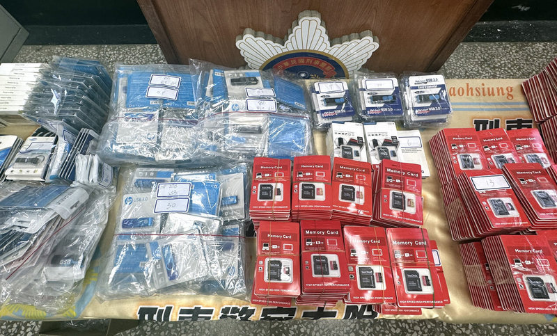 陳姓主嫌自中國進口劣質記憶卡並偽造品牌廣告，再以市價6至7折在網購平台販售，高市警方獲報後，循線查扣近2000張隨身碟跟記憶卡，初估侵權市值逾新台幣3億元，不法獲利600萬元。（高市刑大提供）中央社記者洪學廣傳真 114年5月27日