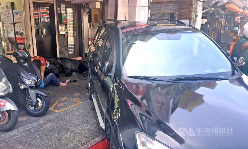 台北市延平北路3段27日發生交通事故,74歲鄭姓男子因酒駕被註銷駕照,仍開車外出買便當,倒車時撞擊1名機車騎士,騎士送醫前意識清醒,警方將開罰鄭男。(翻攝畫面)中央社記者劉建邦傳真 114年5月27日