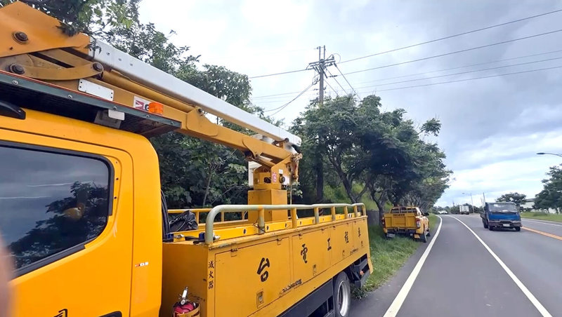 台東縣富岡及都蘭地區27日下午無預警停電，富岡港船票訂票系統停擺，附近餐廳客人移到戶外用餐。台電研判是樹枝碰觸高壓導線所致，近3000戶停電，搶修後已陸續恢復供電。（民眾提供）中央社記者盧太城台東傳真 114年5月27日