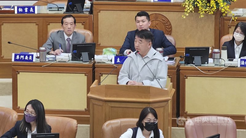 三峽發生重大車禍後，新北市議員盼謹慎評估並暫停拆除陸橋，讓行人過馬路時能有所選擇；工務局長馮兆麟（立者）27日對此表示，這由區公所提案，工務局才會依程序辦理，會先進行試封閉，等到民意回饋後再決定是否要拆除。中央社記者王鴻國攝  114年5月27日