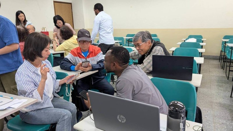 國立台灣科技大學樂齡大學攜手外籍生共學，以「AI（人工智慧）世代共享」為主題，帶領樂齡學員用AI工具創作雙語生命故事繪本與動人影片。（台科大提供）中央社記者許秩維傳真 114年5月27日