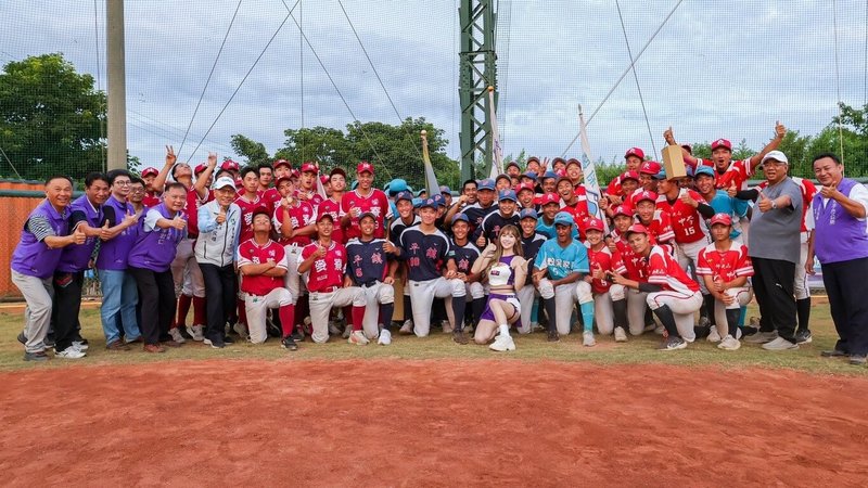 2025第2屆朴子市長盃全國棒球錦標賽青棒組冠軍戰27日舉行,平鎮高中擊敗穀保家商奪冠,季軍為麥寮高中、殿軍為普門中學。圖為賽後頒獎合影。(大會提供)中央社記者謝靜雯傳真 114年5月27日