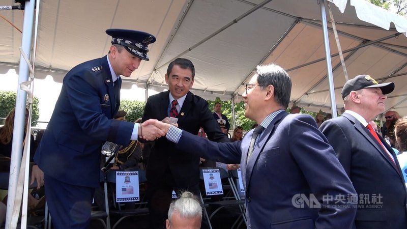 華府26日舉行陣亡將士紀念日遊行,美國參謀首長聯席會議主席凱恩(左)與駐美代表處退伍軍人事務組組長劉慶元(左2)、駐美副代表姜森(右2)寒暄互動。中央社記者侯姿瑩華盛頓攝 114年5月27日