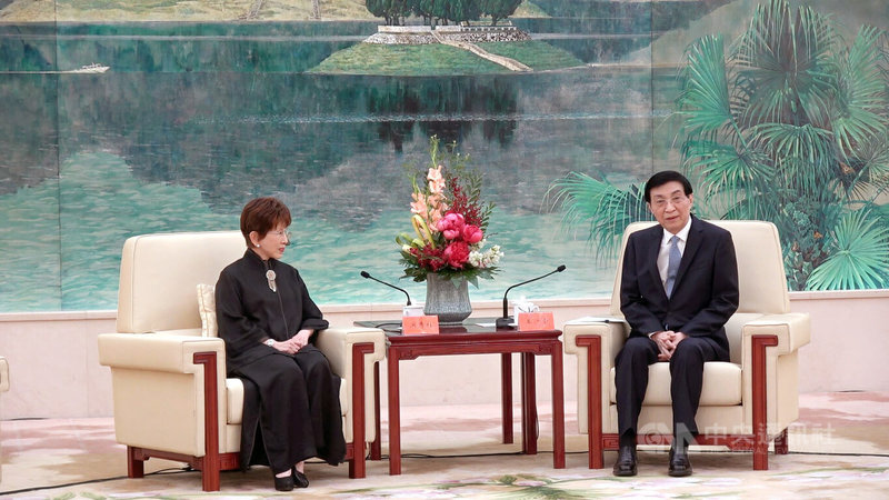 中國全國政協主席王滬寧27日在北京人民大會堂台灣廳接見到北京參加兩岸文化、媒體峰會代表。圖為王滬寧(右)與前中國國民黨主席洪秀柱(左)。中央社記者呂佳蓉北京攝 114年5月27日