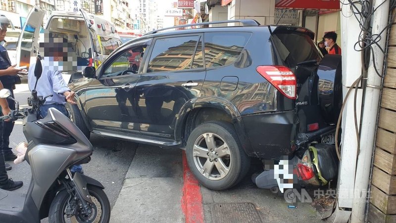 曾因酒駕被註銷駕照的74歲鄭姓男子，27日開車至台北市延平北路3段附近買便當，倒車停路旁時不慎駛入騎樓，車尾撞擊1名機車騎士，騎士送醫前意識清醒，警方將開罰鄭男。（翻攝畫面）中央社記者劉建邦傳真 114年5月27日
