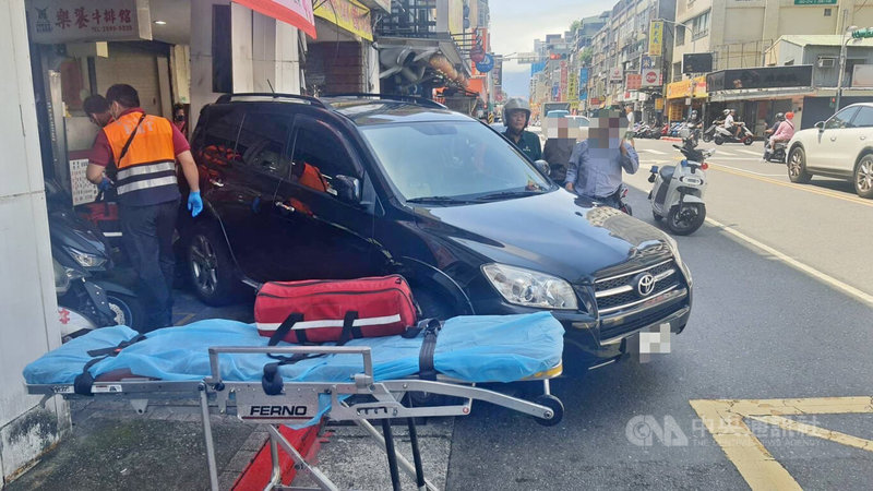 74歲鄭姓男子曾因酒駕被註銷駕照,27日開車至台北市延平北路3段附近買便當,倒車時撞擊1名機車騎士。(翻攝畫面)中央社記者劉建邦傳真 114年5月27日