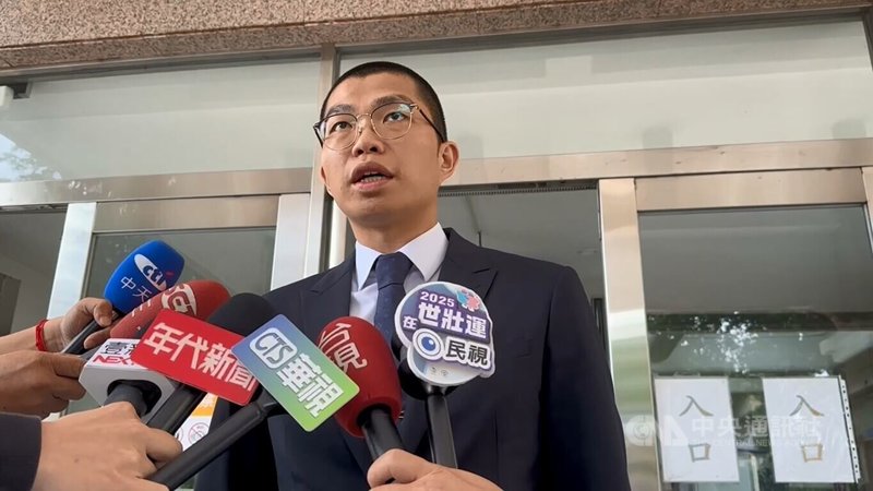 台中賴姓男高三生案,賴母提起婚姻無效民事訴訟。賴母委任律師許哲維(圖)27日接受媒體聯訪表示,全案辯論終結,一審預計6月18日宣判。(翻攝照片)中央社記者蘇木春傳真 114年5月27日