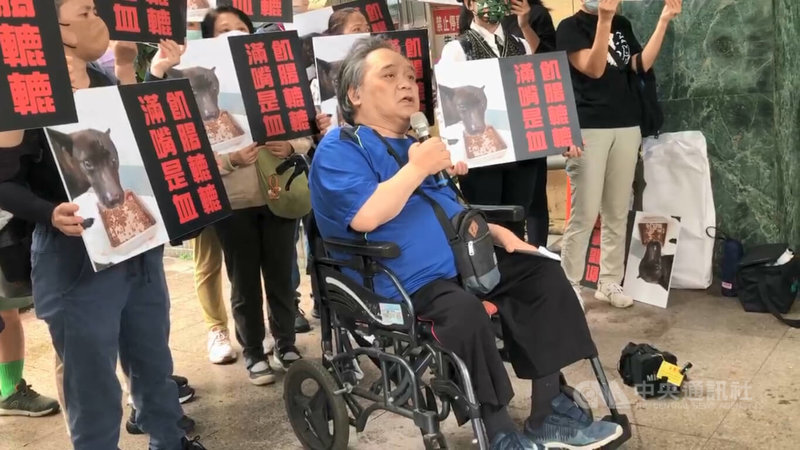 台灣動物共生聯盟聯絡人黃泰山（藍衣者）等人，27日至基隆市政府門口抗議，指寵物銀行李姓員工涉嫌以高壓水槍射狗。市府產業發展處副處長黃毅維表示，目前沒有影像證據顯示李男虐狗。中央社記者王朝鈺攝 114年5月27日