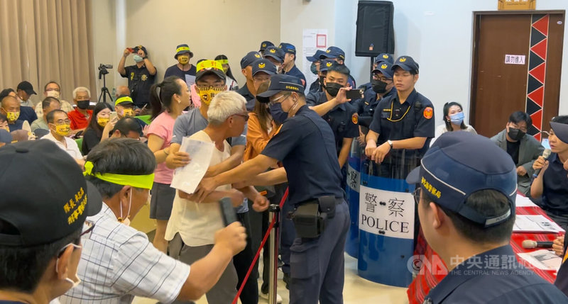 彰化縣政府擇定芳苑鄉與二林鎮交界設置火葬場,27日於彰化市及芳苑鄉舉辦說明會,其中在彰化市彰化縣原住民生活館的場次,有抗議群眾曾試圖往前衝,遭員警攔下。中央社記者吳哲豪彰化攝 114年5月27日